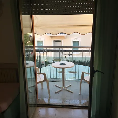 佩欧尼亚酒店 3* 里米尼